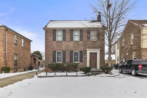 1985 Country Club Dr, Grosse Pointe Woods, MI 48236