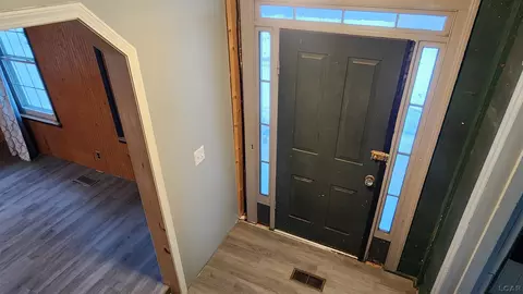 Entry Way - 416 E Logan, Tecumseh, MI 49286 photo 2 of 17