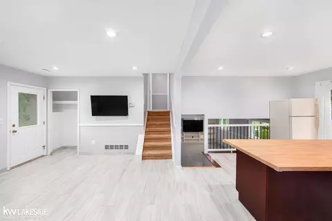 Living - 3675 Anvil, Troy, MI 48083 photo 2 of 6