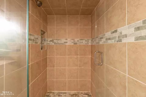 Bath - 528 Hidden, Grosse Pointe Woods, MI 48236 photo 4 of 5