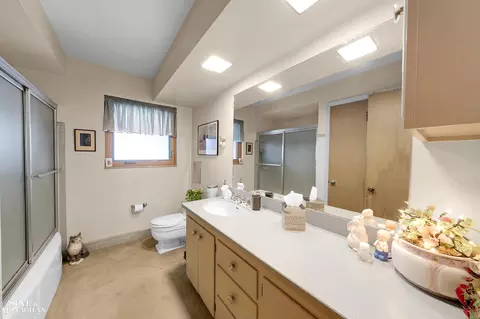 Bath - 528 Hidden, Grosse Pointe Woods, MI 48236 photo 1 of 5