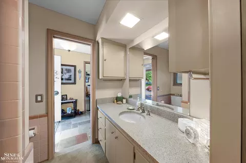 Bath - 528 Hidden, Grosse Pointe Woods, MI 48236 photo 2 of 5