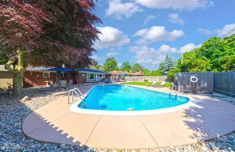Exterior - 528 Hidden, Grosse Pointe Woods, MI 48236 photo 5 of 7