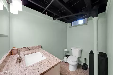Bath - 528 Hidden, Grosse Pointe Woods, MI 48236 photo 5 of 5