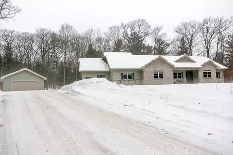 220 Chapel Rdg, Marquette, MI 49855