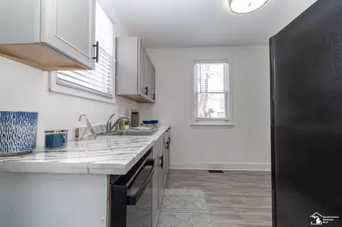 Kitchen - 35247 Currier, Wayne, MI 48184 photo 4 of 6