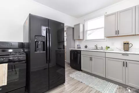 Kitchen - 35247 Currier, Wayne, MI 48184 photo 2 of 6