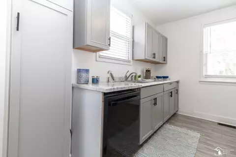 Kitchen - 35247 Currier, Wayne, MI 48184 photo 5 of 6
