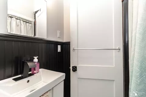 Bath - 35247 Currier, Wayne, MI 48184 photo 3 of 4