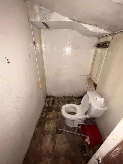 Bath - 2302 Copeman, Flint, MI 48504 photo 2 of 2