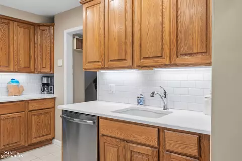 19277 Raymond, Grosse Pointe Woods, MI 48236 photo 12