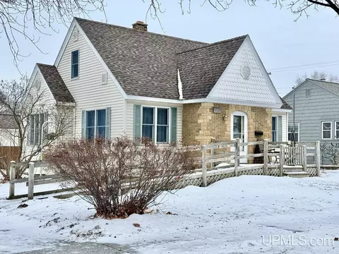 1524 S 8th, Escanaba, MI 49829