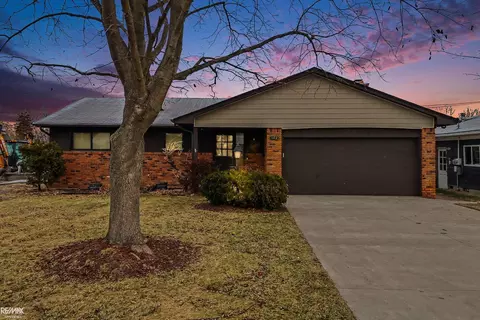 142 Channelsyde Dr, Algonac, MI 48001