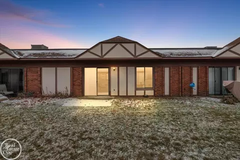 29900 N Grand Oaks Bldg Apt A Unit #30M, Warren, MI 48092