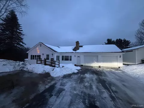 612 W Harrie, Newberry, MI 49868