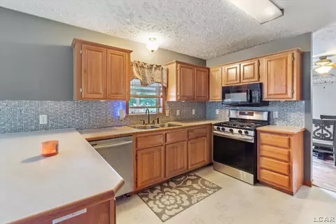Kitchen - 11791 Bradley, Jerome, MI 49249 photo 3 of 3