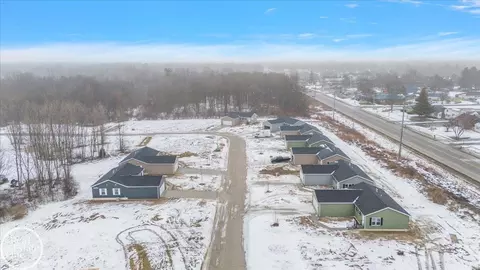 4402 Maple Leaf UNIT 29, Flint, MI 48506 photo 3