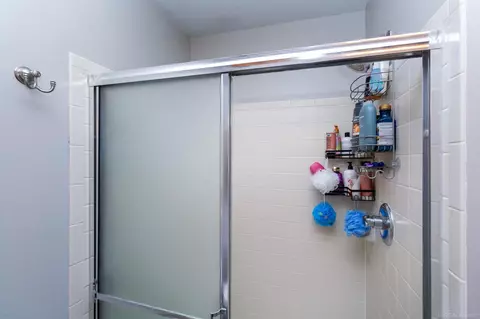 Bath - 52196 Naugatuck, Macomb, MI 48042 photo 2 of 4