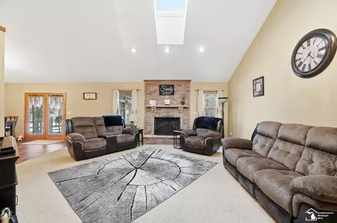 Living - 343 E Hurd, Monroe, MI 48162 photo 1 of 4