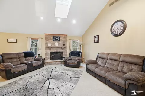 Living - 343 E Hurd, Monroe, MI 48162 photo 2 of 4