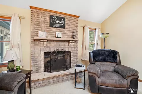 Living - 343 E Hurd, Monroe, MI 48162 photo 3 of 4