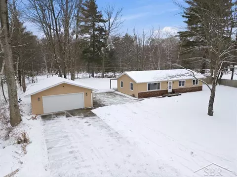 4159 N Maple Crst, Sanford, MI 48657