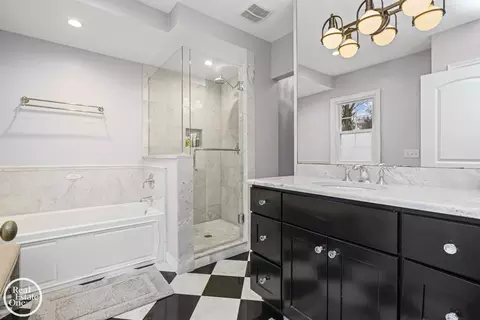 Bath - 644 Hawthorne, Grosse Pointe Woods, MI 48236 photo 1 of 7