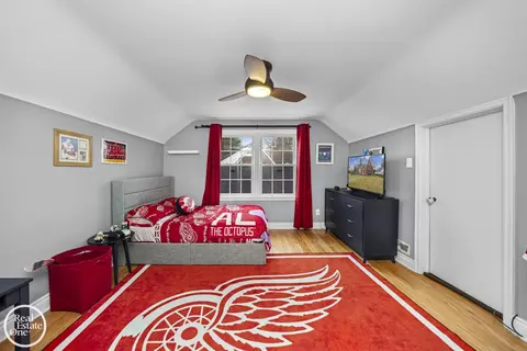 Bedroom - 644 Hawthorne, Grosse Pointe Woods, MI 48236 photo 5 of 9