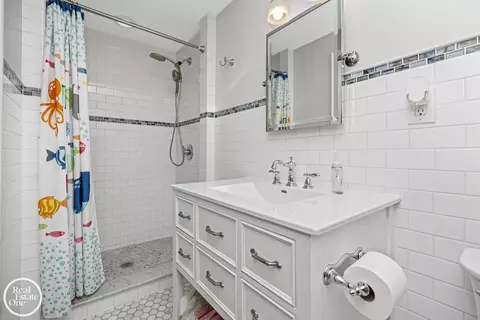Bath - 644 Hawthorne, Grosse Pointe Woods, MI 48236 photo 5 of 7