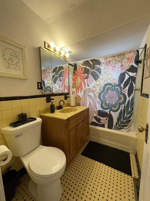 Bath - 605 E Baltimore, Flint, MI 48505 photo 1 of 3