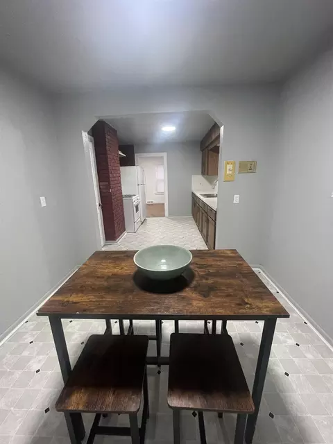 Dining - 605 E Baltimore, Flint, MI 48505 photo 1 of 1