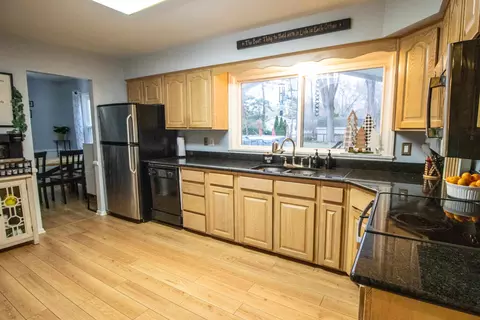 Kitchen - 2371 Pineview, Flushing, MI 48433 photo 3 of 3