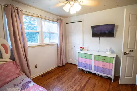 Bedroom - 2371 Pineview, Flushing, MI 48433 photo 5 of 11