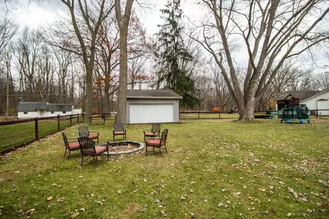 Exterior - 2371 Pineview, Flushing, MI 48433 photo 6 of 9