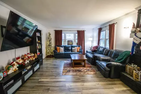Living - 2371 Pineview, Flushing, MI 48433 photo 4 of 6