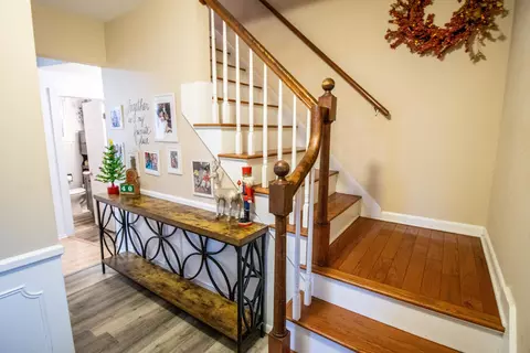 Entry Way - 2371 Pineview, Flushing, MI 48433 photo 2 of 3