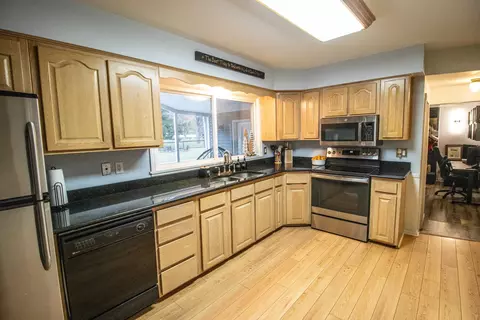 Kitchen - 2371 Pineview, Flushing, MI 48433 photo 2 of 3