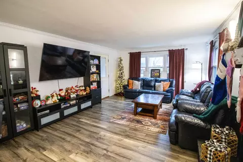 Living - 2371 Pineview, Flushing, MI 48433 photo 5 of 6