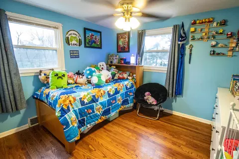 Bedroom - 2371 Pineview, Flushing, MI 48433 photo 6 of 11