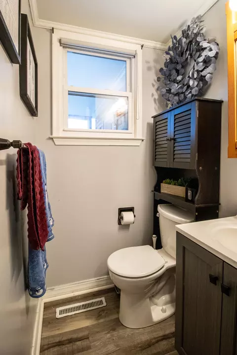 Bath - 2371 Pineview, Flushing, MI 48433 photo 2 of 4