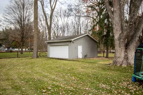 Exterior - 2371 Pineview, Flushing, MI 48433 photo 5 of 9