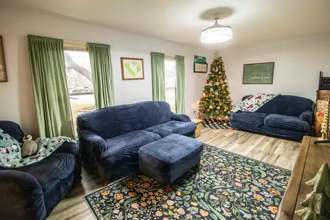Living - 2371 Pineview, Flushing, MI 48433 photo 2 of 6