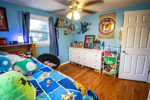 Bedroom - 2371 Pineview, Flushing, MI 48433 photo 8 of 11