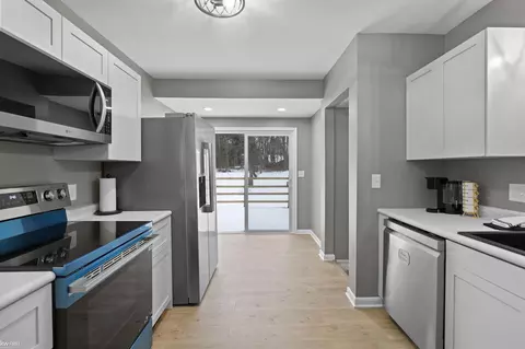 Kitchen - 9110 E Coldwater, Davison, MI 48423 photo 2 of 4