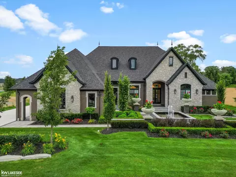 5769 Cotswold #16, Washington Township, MI 48094