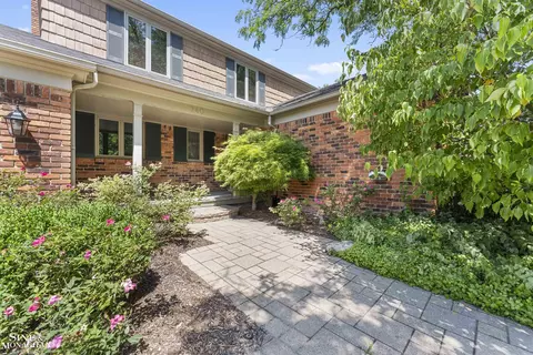 740 Perrien Pl, Grosse Pointe Woods, MI 48236