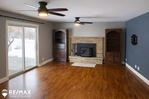 Living - 1209 Clearview, Flushing, MI 48433 photo 4 of 5