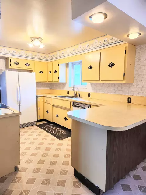 Kitchen - 809 19th, Bay City, MI 48708 photo 1 of 2