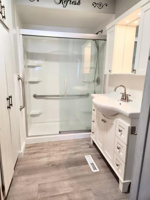 Bath - 809 19th, Bay City, MI 48708 photo 2 of 5