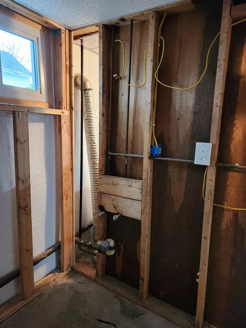 Bath - 809 19th, Bay City, MI 48708 photo 5 of 5